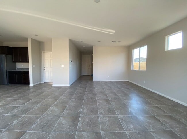 Building Photo - 4 BED 2.5 BATH 2 CAR GARAGE,  LARGE CORNER...