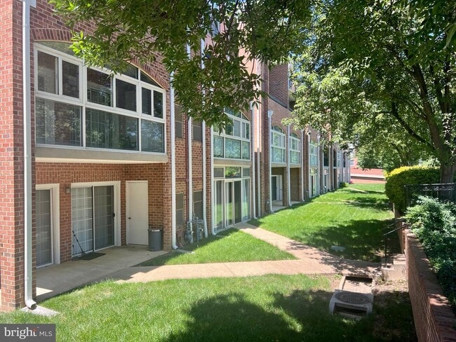 Building Photo - 6924 Fairfax Dr