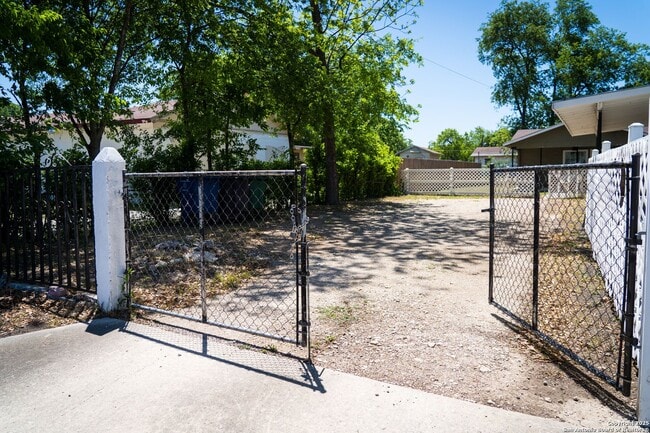 Building Photo - Super Cute 2Bed/1Bath Home for Lease! Available NOW!