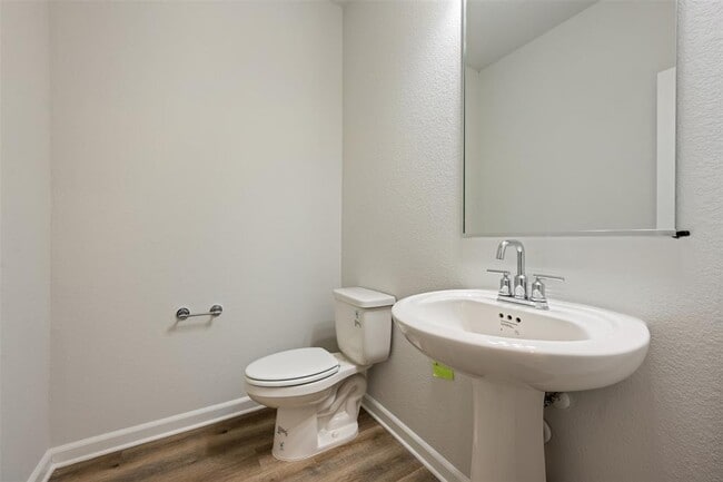 Building Photo - 102 Hedge Grn Holw