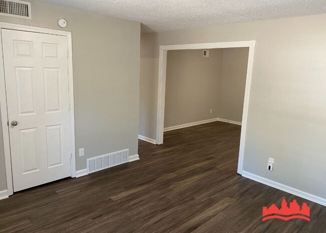 Building Photo - 5082 Chantilly Dr