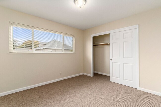 Building Photo - 1072 Park Ave