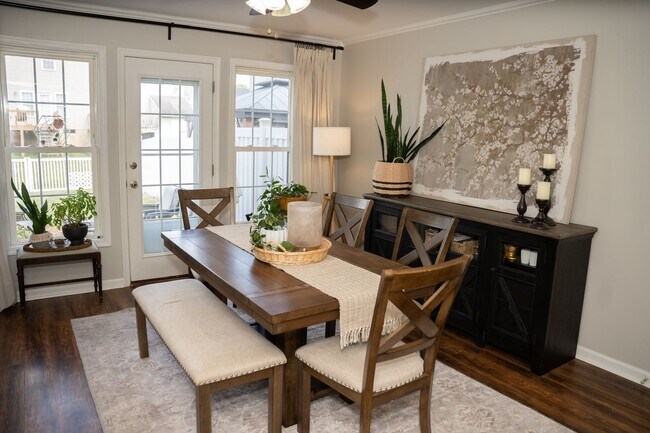 Building Photo - Charming 3 Bedroom, 1.5 Bath Townhome - EL...
