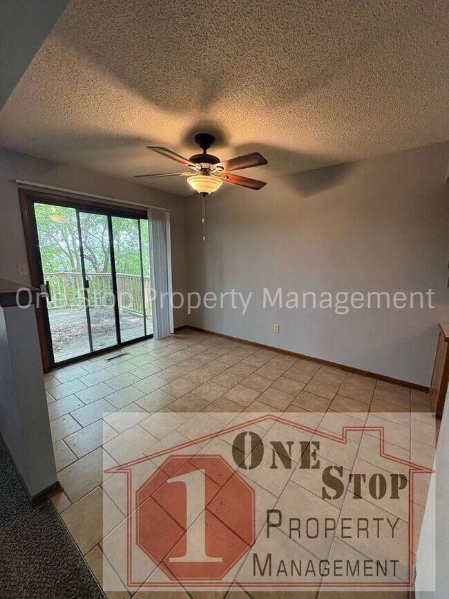Building Photo - Beautiful 3 Bedroom / 2 Bathroom House in Blue Springs!
