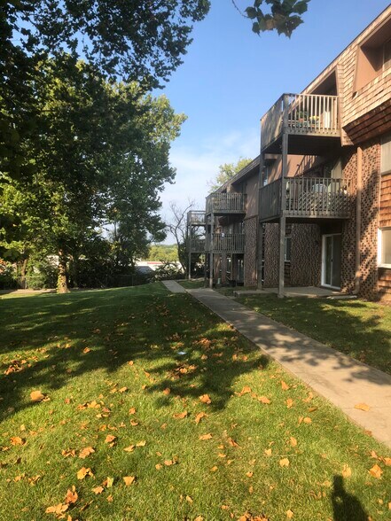 Park like setting - 2325 SW Briarwood Plz