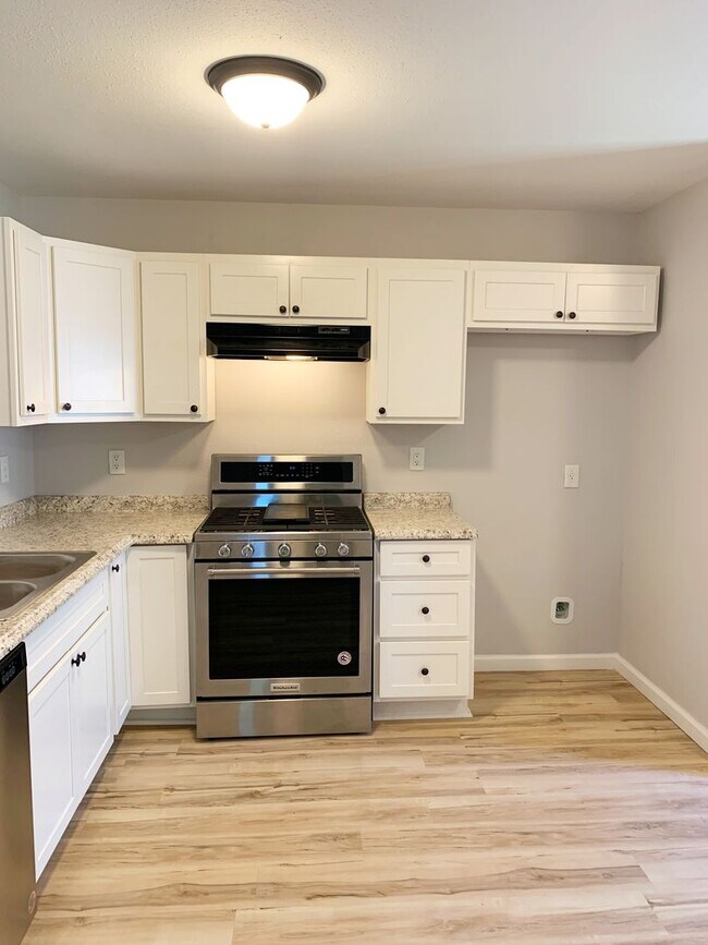 Building Photo - 2522 Meadowlane Dr