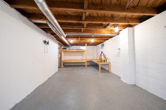 Building Photo - 1410 Juneau Ln N