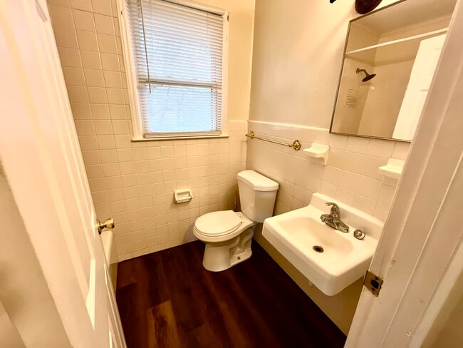 Building Photo - 401 Kern St