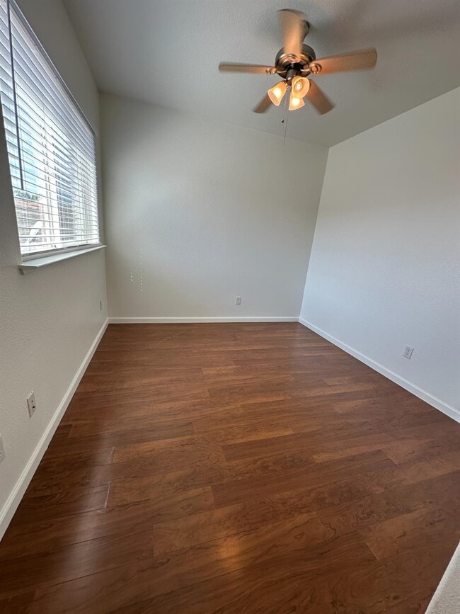 Building Photo - 636 W Venice Ln