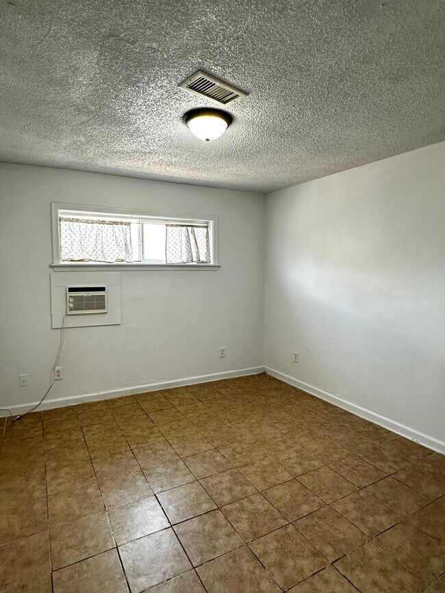 Building Photo - 14005 N Palm St