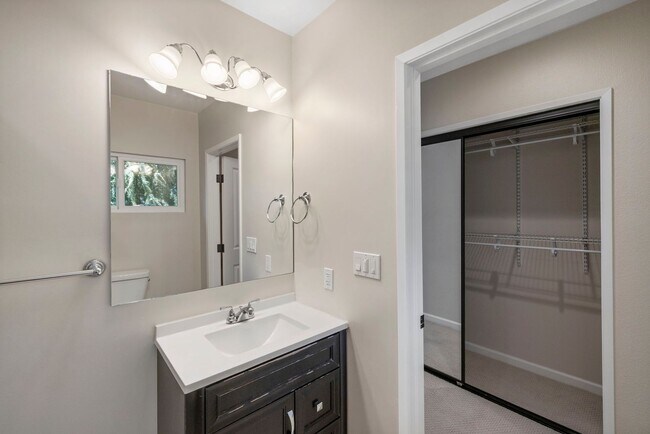 Building Photo - Spacious Menlo Park Retreat with 6 Bedroom...