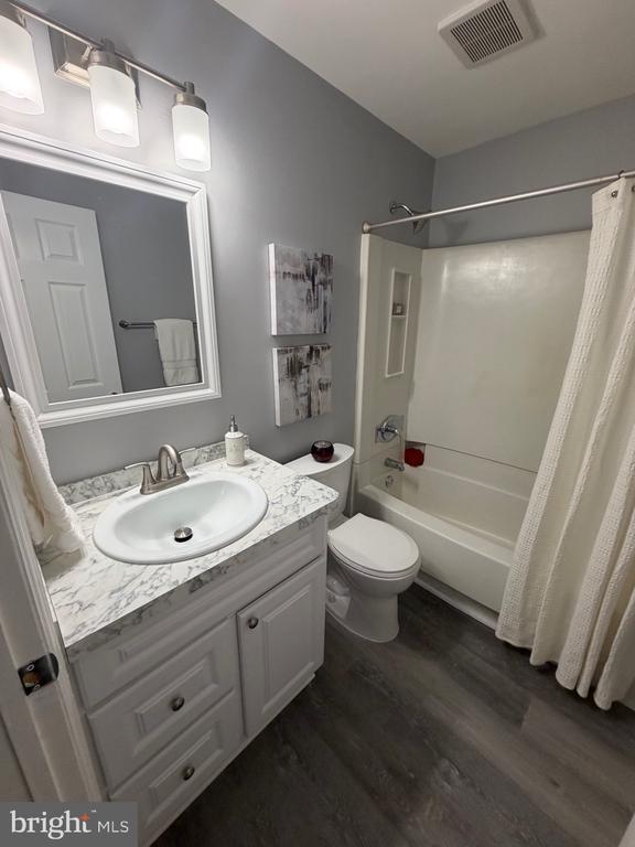 Building Photo - 102 Stonehurst Ct