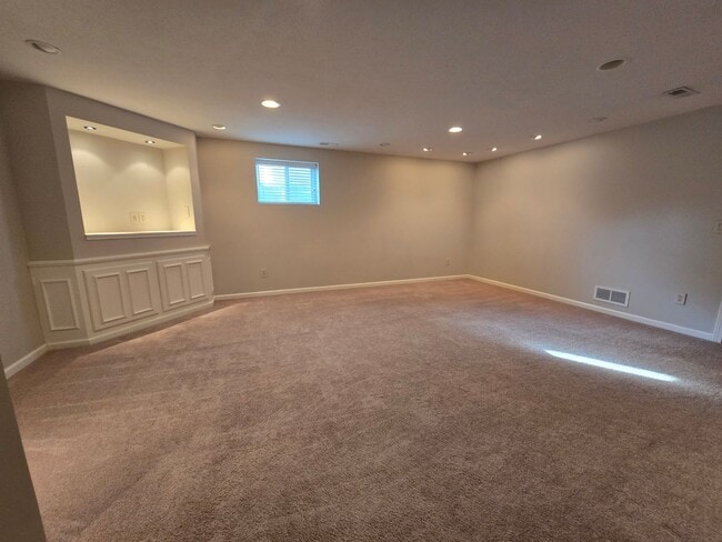 Building Photo - Spacious 4 Bedroom Duplex in North Normal ...