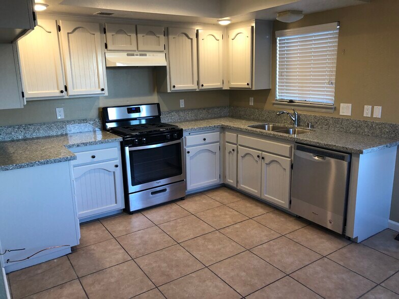 Building Photo - 14025 Smoketree St