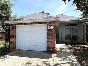 Building Photo - 902 Mack Pl
