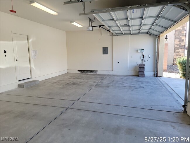 Building Photo - 905 Claystone Ridge Ave