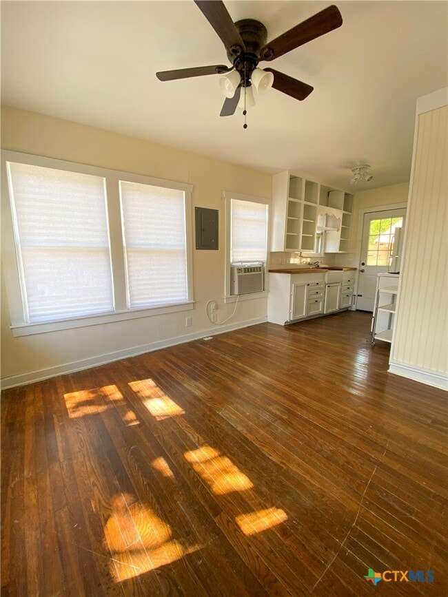 Building Photo - 385 Comal Ave