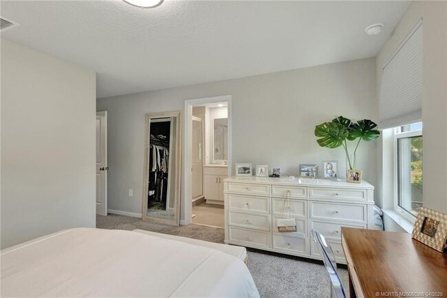 Building Photo - 396 SE Sea Hunt Way