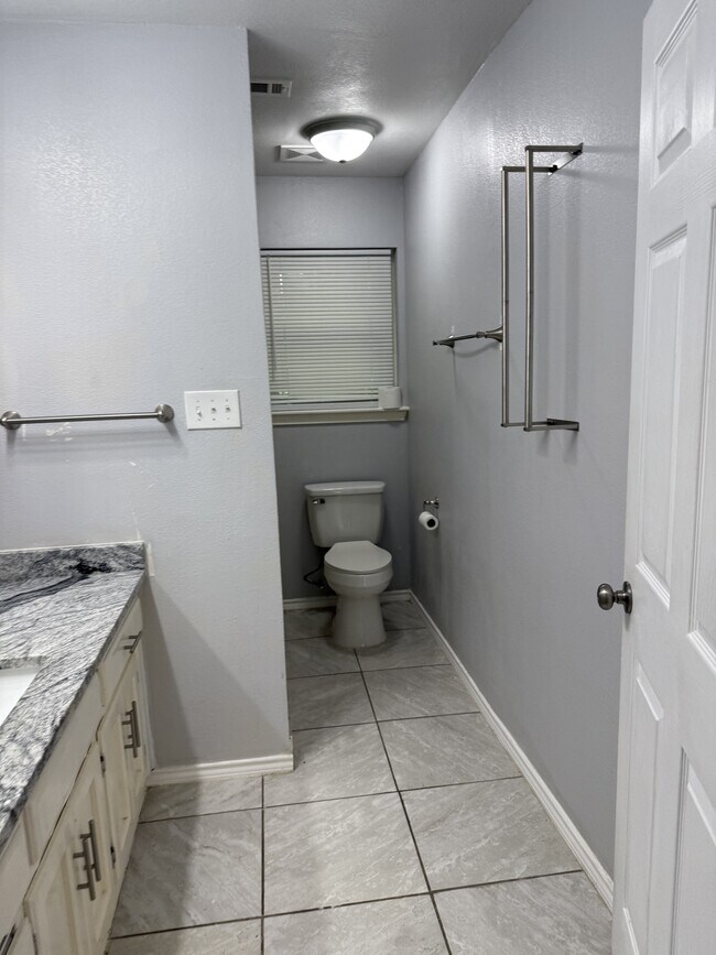 Building Photo - 3601 Oakwood Dr