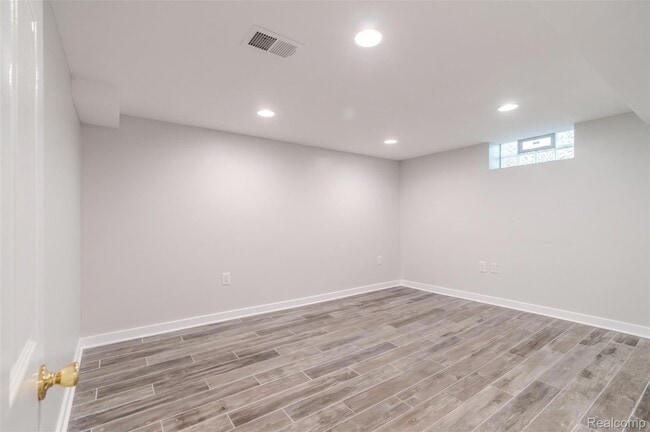 Building Photo - 3224 N Altadena Ave