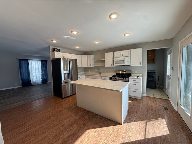 Building Photo - 719 Surrey Dr