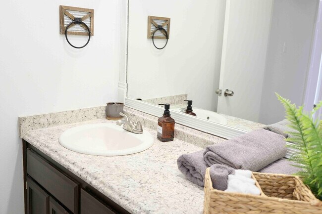 Building Photo - 1708-1710-1710 Horseshoe Cir