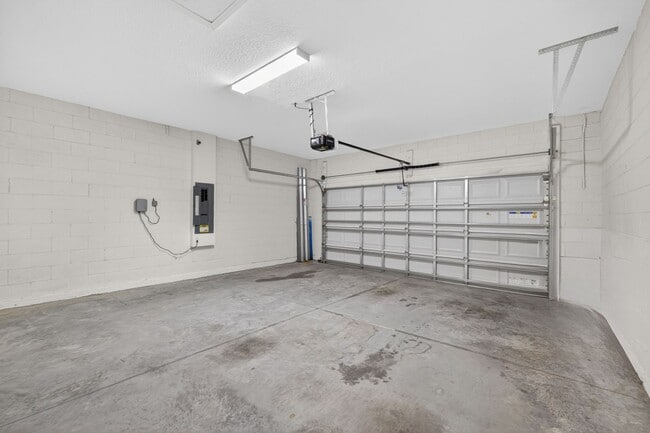 Building Photo - 4 Bedroom in Gated Community!