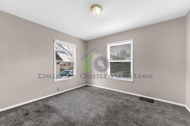 Building Photo - 2 Bed 1 Bath Bonus Room PRICE DROP!