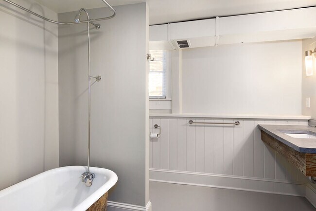 Building Photo - Updated Craftsman Cottage in West Asheville