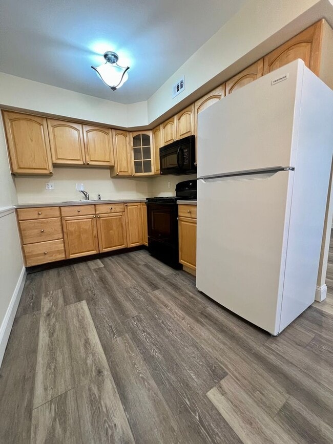 Building Photo - Stunning 2nd Floor Apartment in Telford! Parking Spot Included!