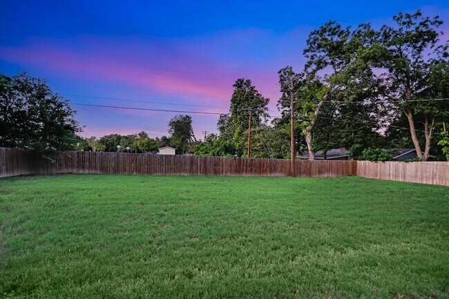 Building Photo - 1006 Hollybluff St
