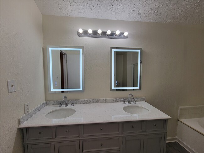 Building Photo - 2034 Village Park Dr