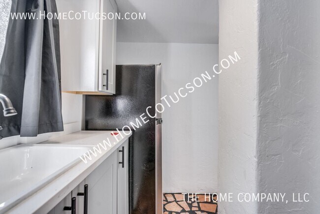 Building Photo - 940 E Florita St