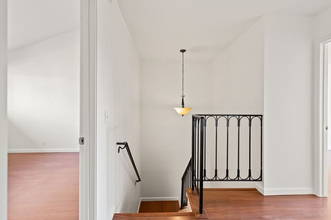 Building Photo - Spacious & Central 3BR/2.5 BA Town Home