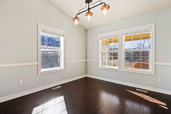 Building Photo - 4bed, 2.5bath, 2,085sq.ft. home in Creeksi...