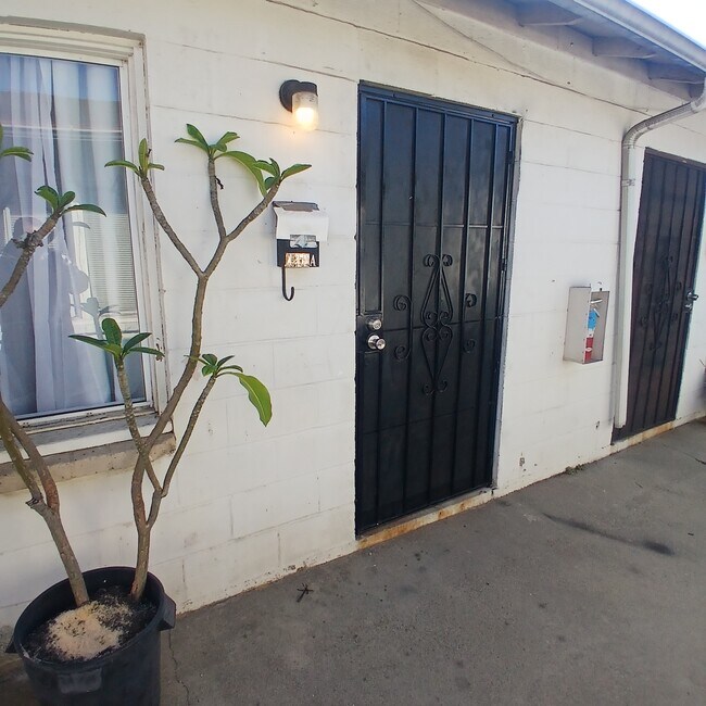 Building Photo - 434 S Del Mar Ave