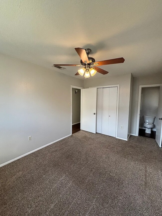 Building Photo - 1220 Twin Lakes Dr