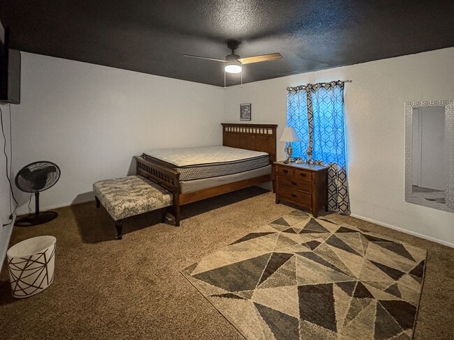 Building Photo - 3311 N Vista Dr