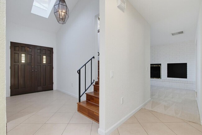Building Photo - 2039 Lemon Ave