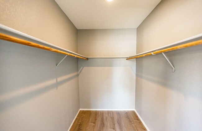 Building Photo - Downstairs Condo with Lots of Upgrades