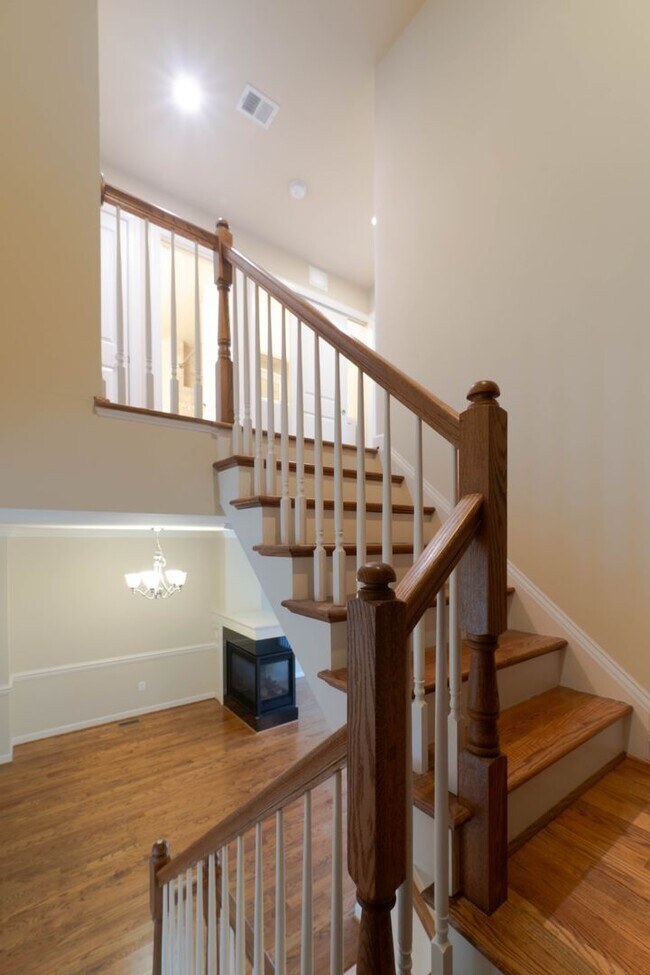 Building Photo - Stunning Centreville Townhome With Excellent Commuter Access