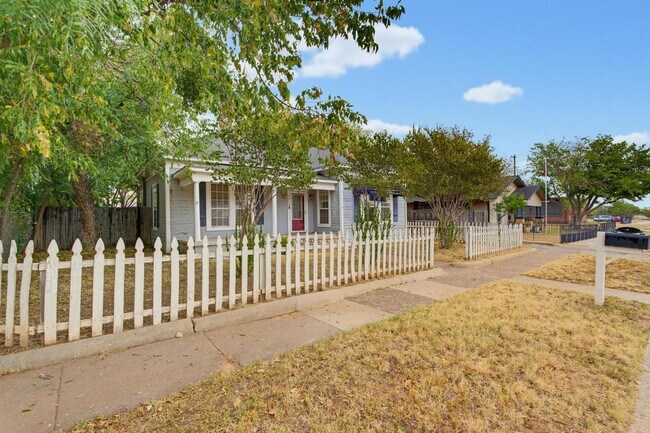 Building Photo - 1518 N 17th St