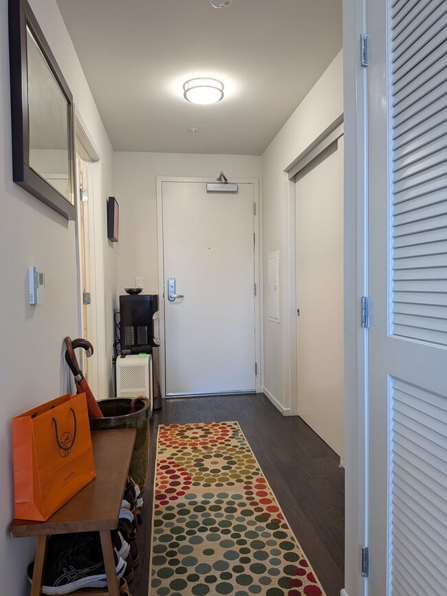 Building Photo - Studio Apartment Home on Top Floor with views of City Hall!