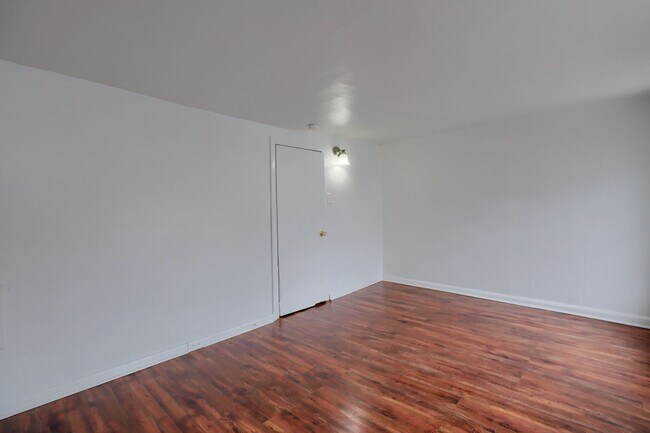 Building Photo - Available Now! 2 Bedroom House with Parkin...