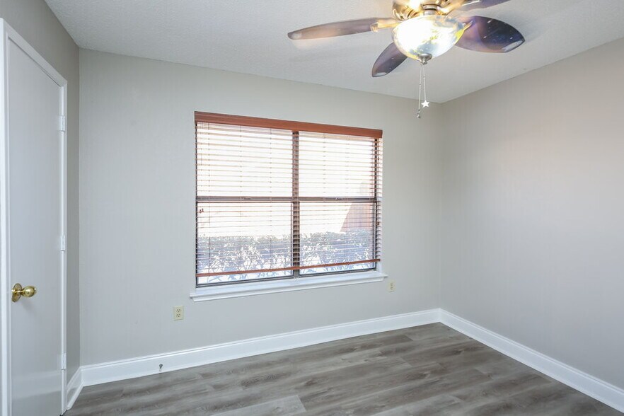 Building Photo - 10965 Colonial Heights Ln