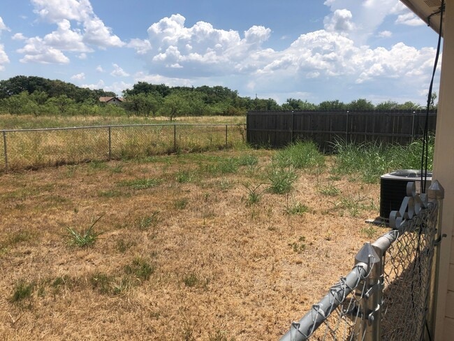 Building Photo - 3 bedroom, 2 bath DUPLEX!