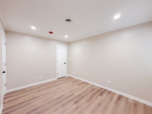 Building Photo - 106 E State Rd