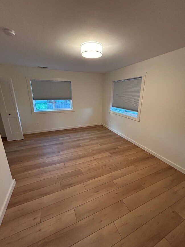 Building Photo - 4 bedroom, 2.5 Bath In Carlton- Great Location!