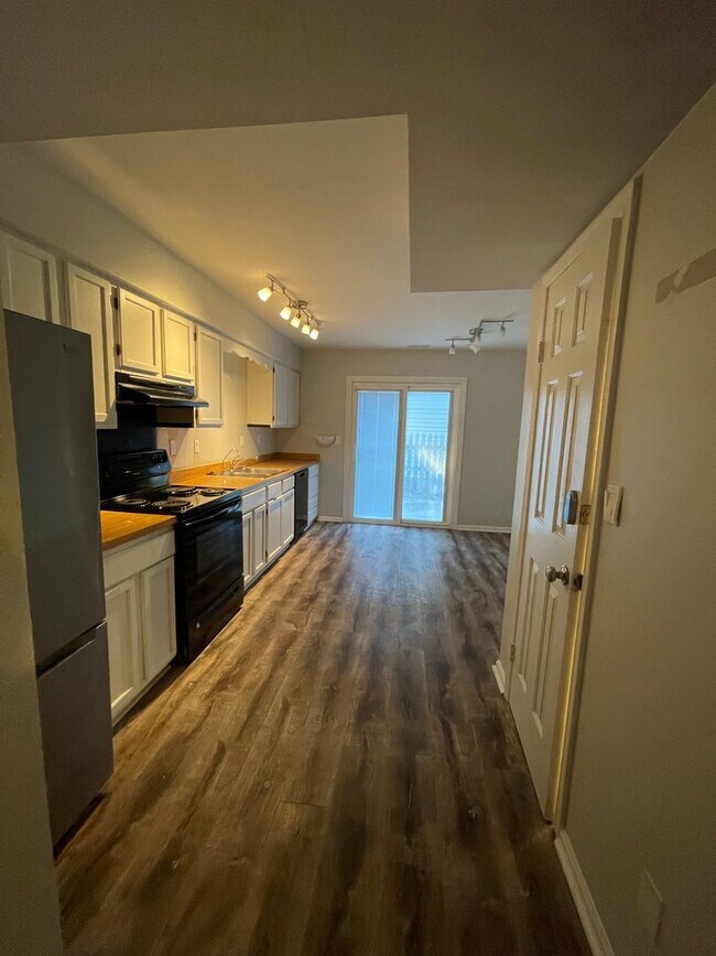 Building Photo - 4 BED / 3 BATH SINGLE FAMILY IN SALEM LAKES!