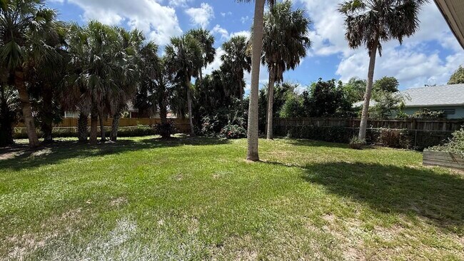 Building Photo - 2325 SW Pamona St